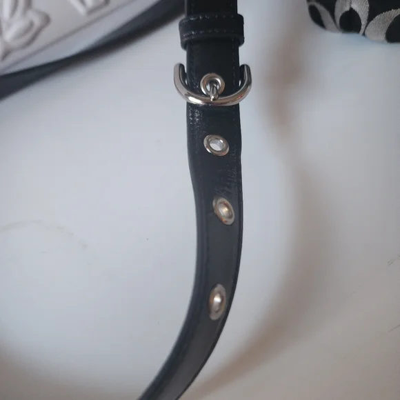 Coach Authentic Signature Black & Tan Handbag - Picture 3 of 9